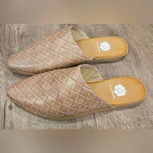 NWOT Yellow Box Niabee Tan Mule Shoes Size 7.5